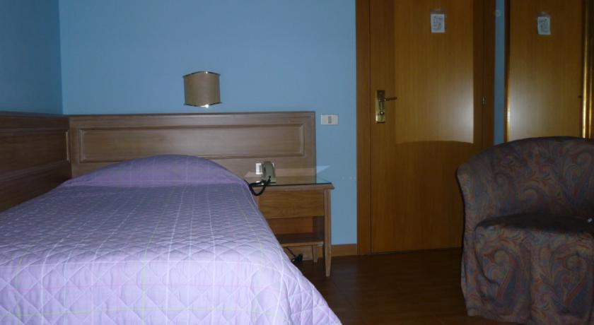 Hotel Ascot Бінаско Екстер'єр фото