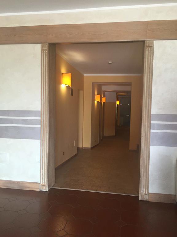 Hotel Ascot Бінаско Екстер'єр фото