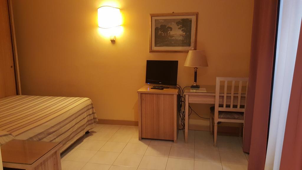 Hotel Ascot Бінаско Екстер'єр фото