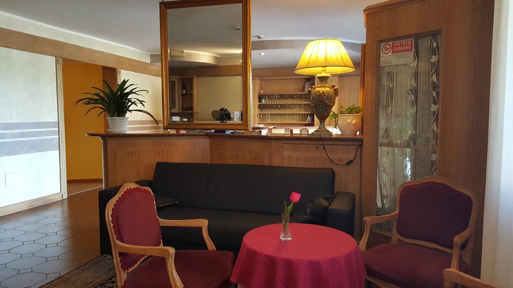 Hotel Ascot Бінаско Екстер'єр фото