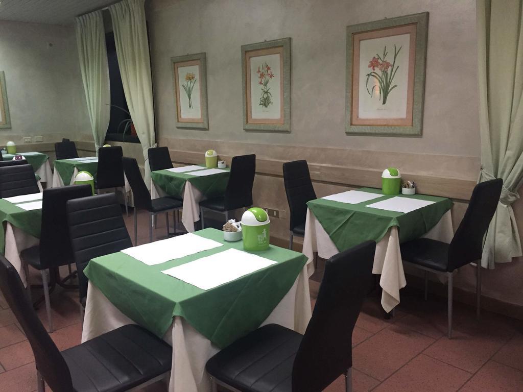 Hotel Ascot Бінаско Екстер'єр фото