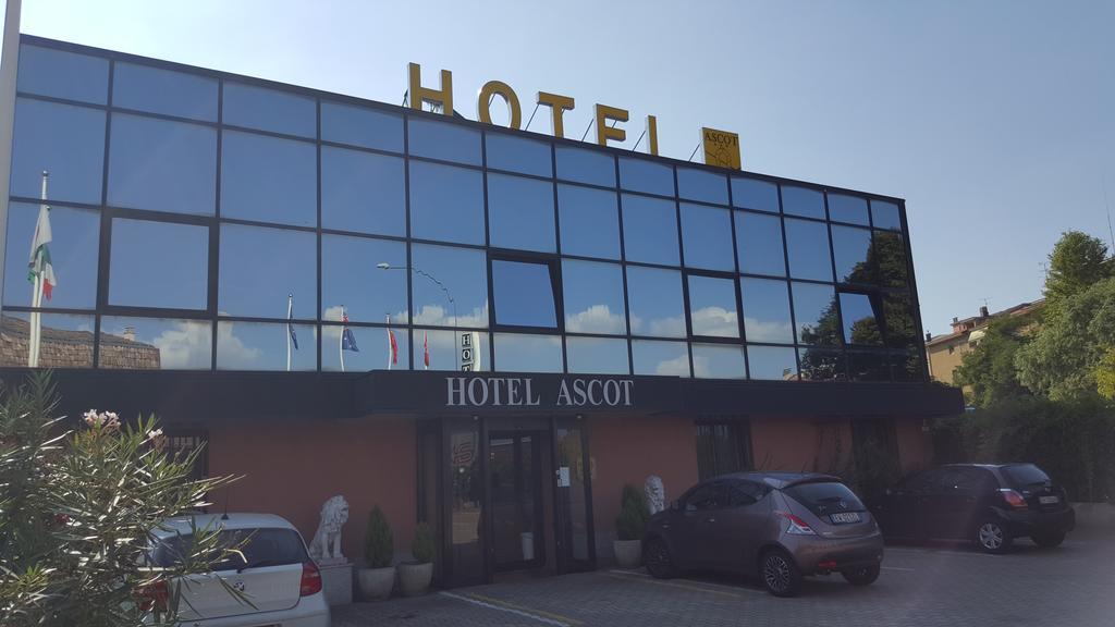 Hotel Ascot Бінаско Екстер'єр фото