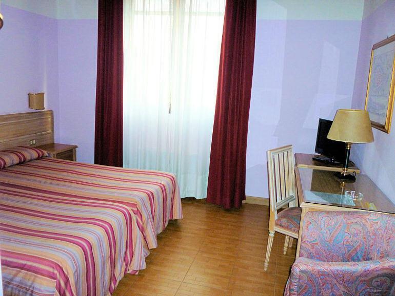 Hotel Ascot Бінаско Екстер'єр фото
